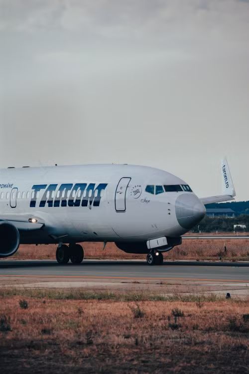 Avion TAROM sur la piste