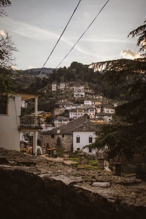 Les maisons-tours de pierre de Gjirokastër étagées sur la colline, dans le sud de l'Albanie