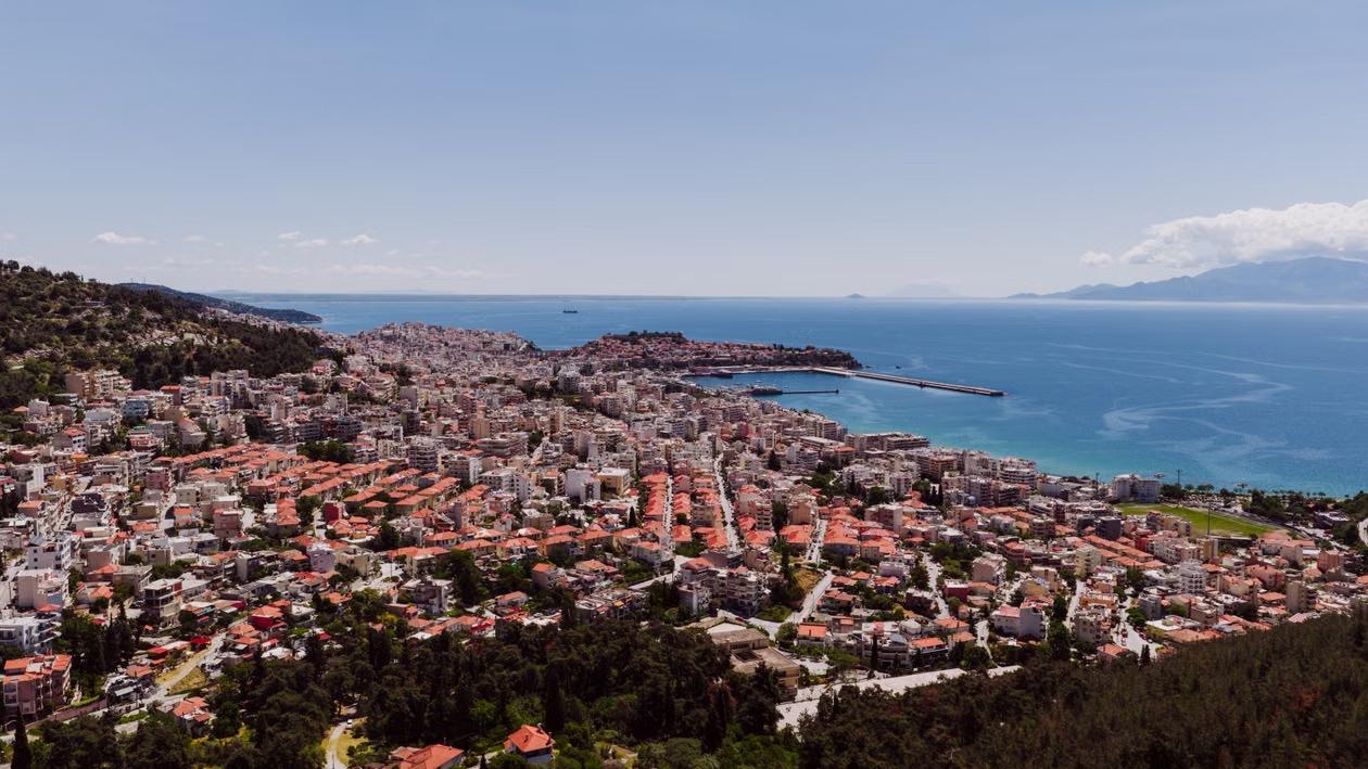 Vue aérienne du littoral albanais, ville côtière et mer bleue