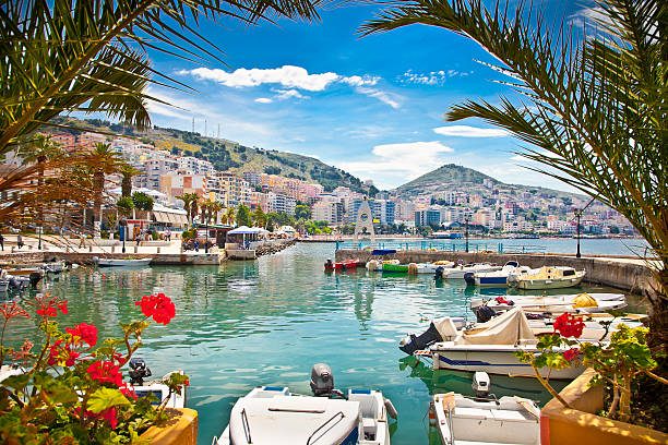 Le port de Sarandë, bateaux et front de mer face à la baie, dans le sud de l'Albanie