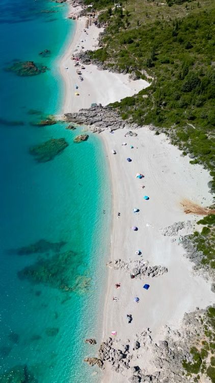 Plage de sable et eau turquoise sur la Riviera albanaise, près de Vlorë