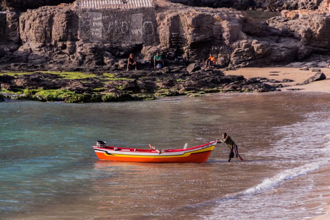 Pirogue rouge sur une plage du Cap-Vert