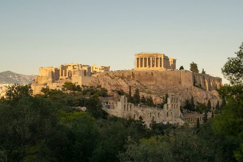 L'Acropole d'Athènes au coucher du soleil, dominant la ville