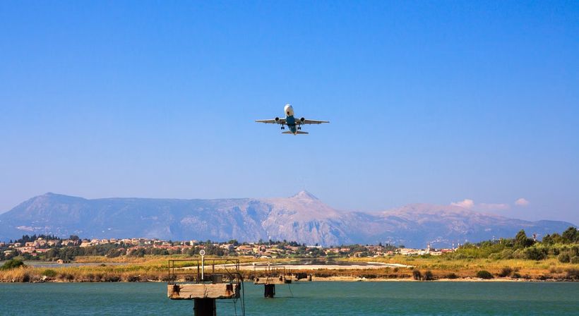 Avion à l'approche de l'aéroport de Corfou, mer et montagnes en arrière-plan