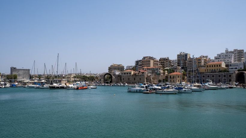 Le vieux port d'Héraklion en Crète, bateaux et façades au bord de l'eau
