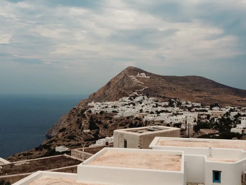 La chora de Folegandros perchée au bord d'une falaise, maisons blanches face à la mer Égée
