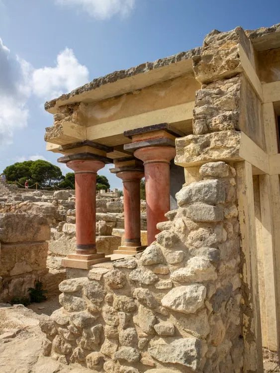 Colonnes rouges restaurées du palais minoen de Knossos, près d'Héraklion en Crète