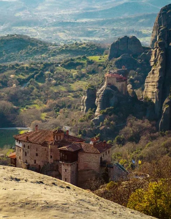 Monastère orthodoxe perché au sommet d'un piton rocheux des Météores, en Thessalie