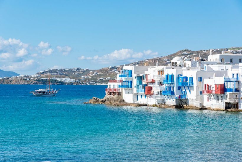La Petite Venise de Mykonos, maisons blanches aux balcons colorés au bord de l'eau