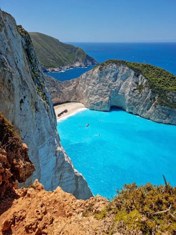 La plage du Naufrage (Navagio) à Zakynthos, sable blanc et eau turquoise au pied de falaises blanches