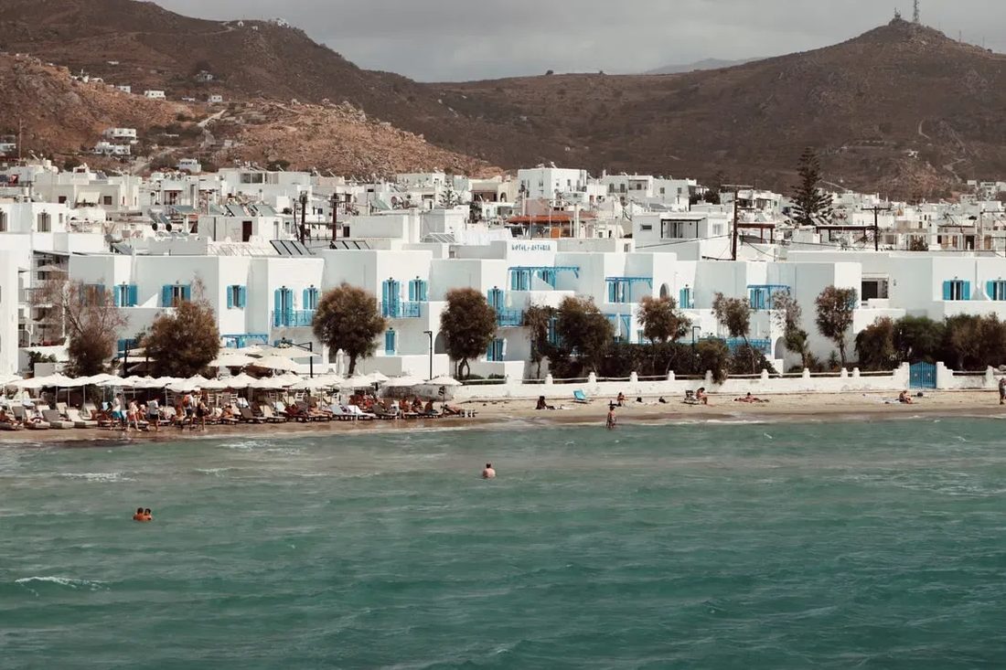 Front de mer de Naxos aux volets bleus, dans les Cyclades
