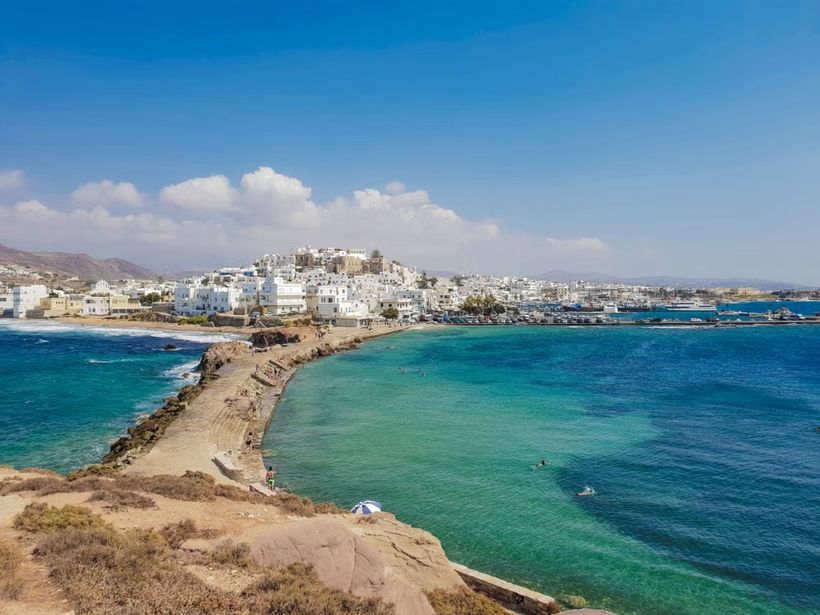 La chora de Naxos et sa longue plage de sable vue depuis la Portara