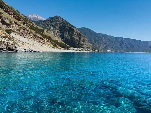 Eau turquoise et montagnes à la sortie des gorges de Samaria, sur la mer de Libye en Crète