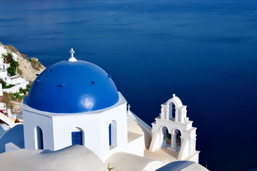 Église à dôme bleu de Santorin surplombant la mer Égée