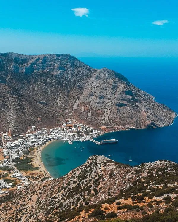 La baie et le port de Kamares à Sifnos vus des hauteurs, dans les Cyclades