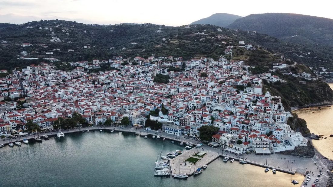 Le port et les maisons à toits rouges de Skopelos, dans les Sporades, vue du ciel