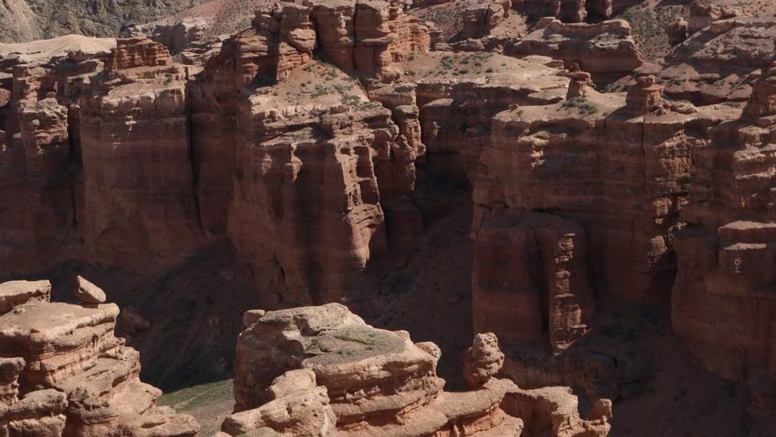 Canyon de Charyn au Kazakhstan, falaises rouges au coucher du soleil