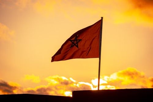 Drapeau marocain flottant au coucher du soleil