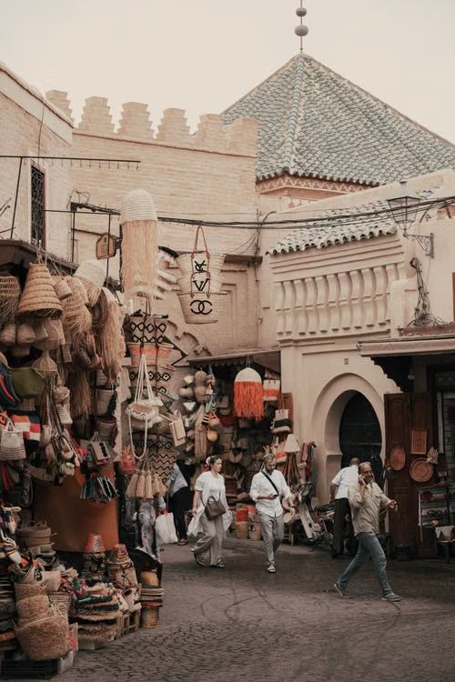 Ruelle animée d'un souk de la médina de Marrakech, artisanat et passants