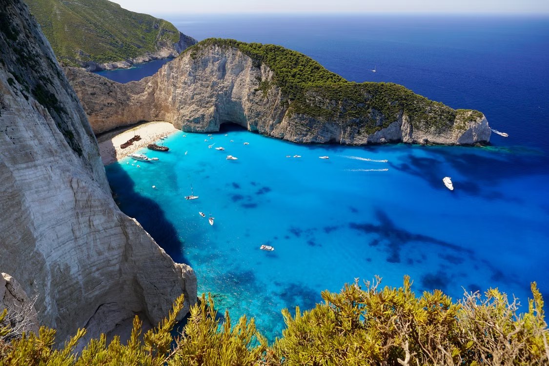 La plage du Navagio à Zante, eaux turquoise