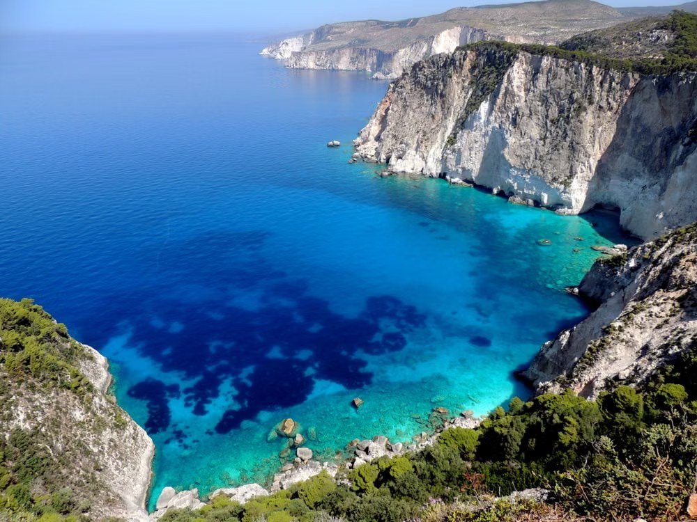 Les falaises turquoise du sud, vers Keri